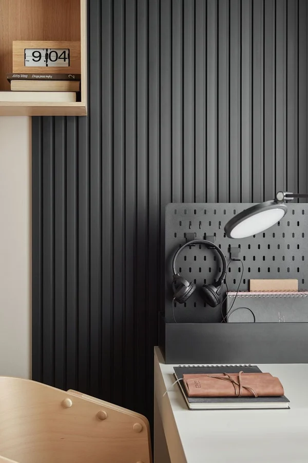 czarne panele lamelowe Linerio w strefie home office
